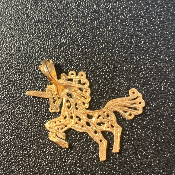 Vintage 14k unicorn charm. Filigree & Diamond cut design. Whimsical charm - Picture 4 of 7